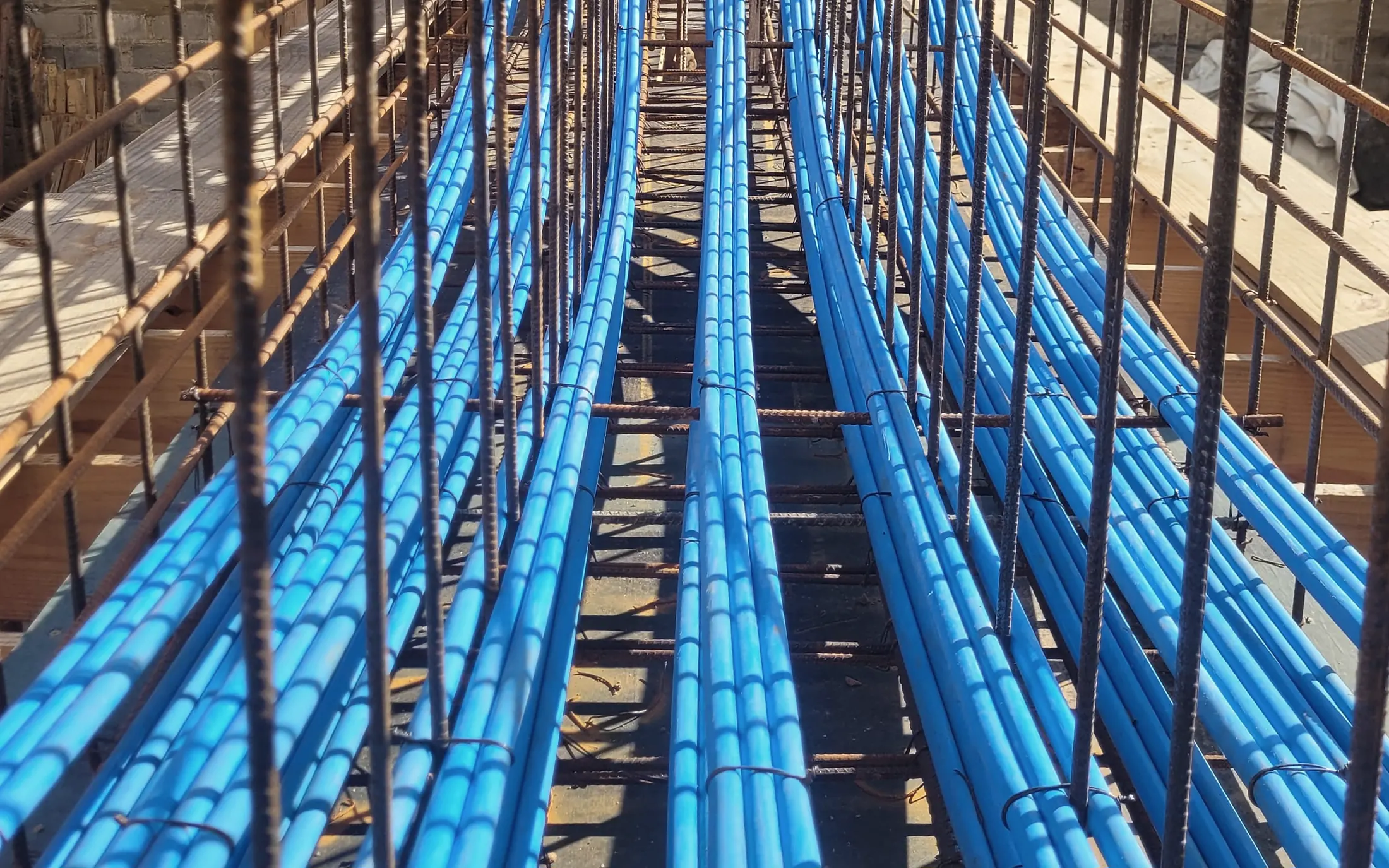 Cordoalhas engraxadas posicionadas na armadura, antes da concretagem