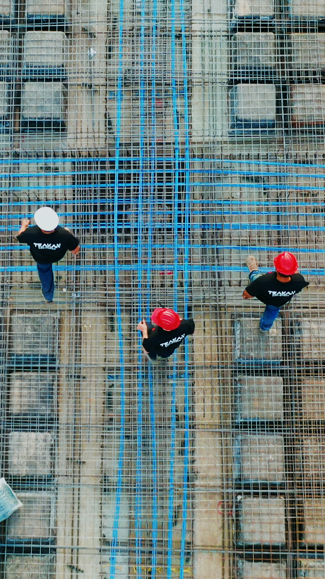 Vista aérea de laje nervurada com as faixas de cordoalha distribuídas